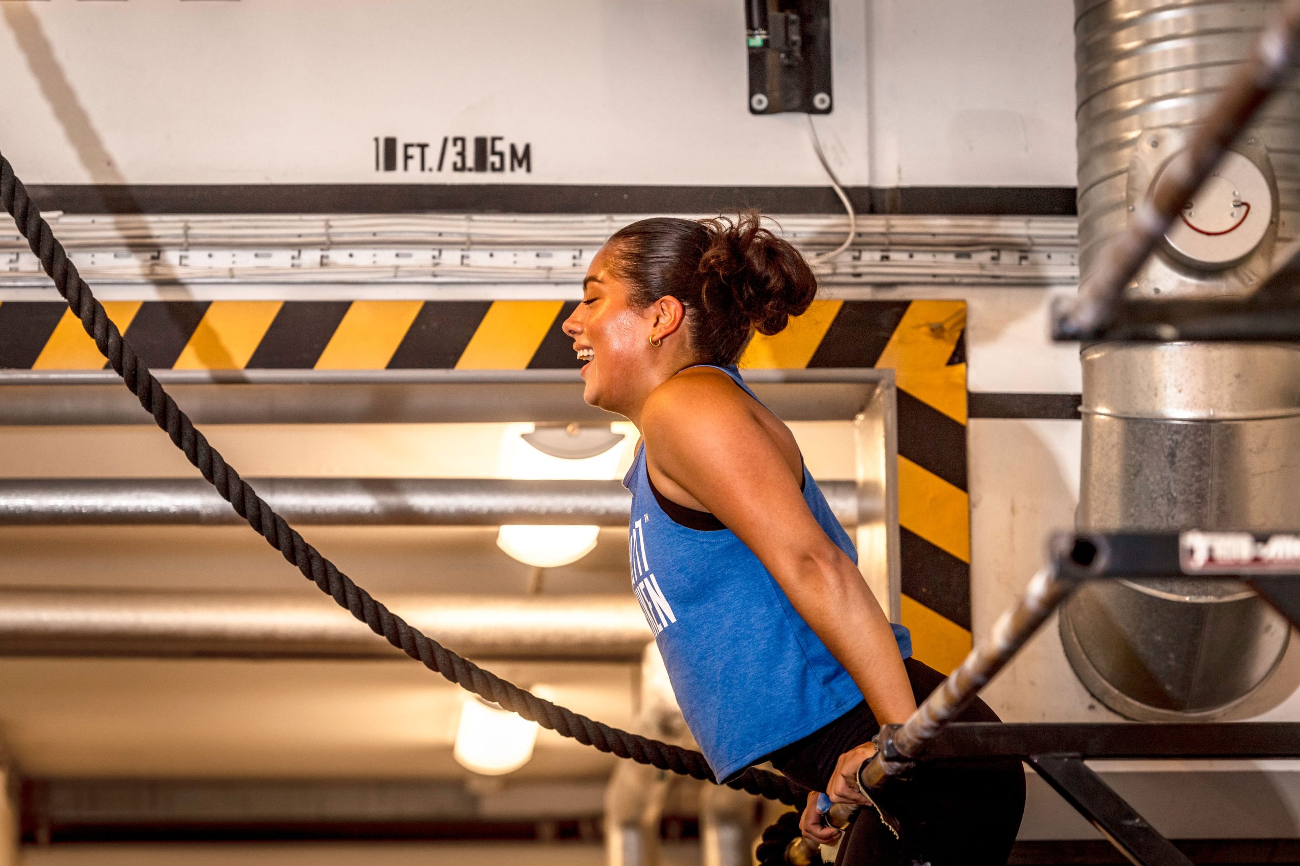 Tjej som gör bar muscleups.